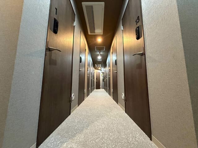 共有部_廊下。個室オフィスは施錠可能となっています。