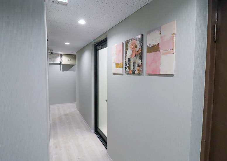 共有部_廊下。個室オフィスは施錠可能となっています。