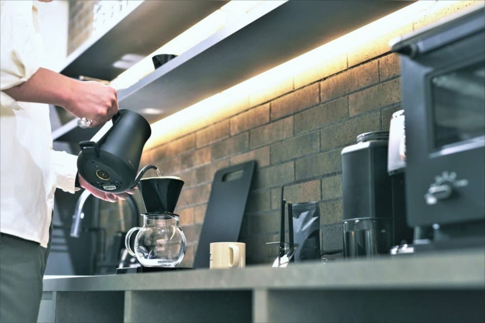キッチン・カウンタースペース_コーヒーマシンや電子レンジなど設備充実。