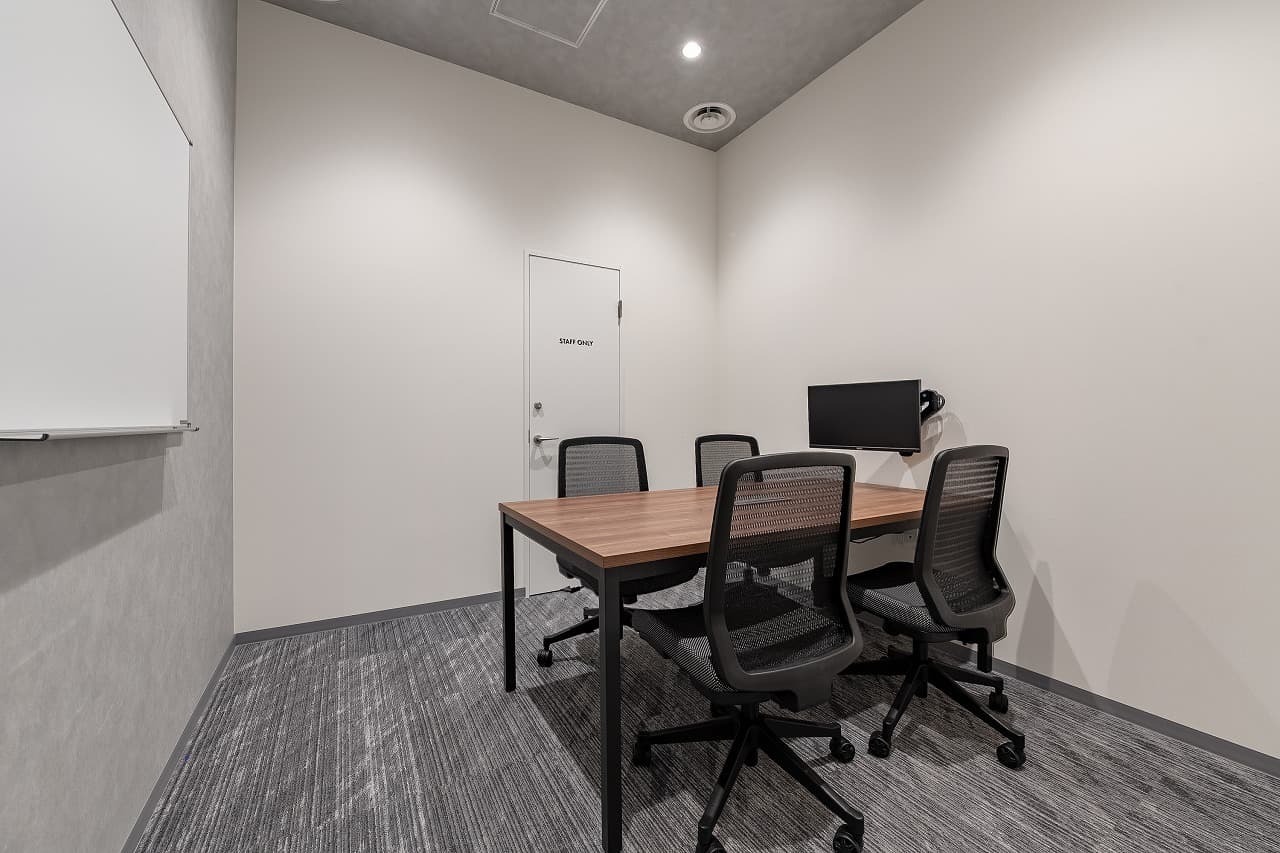 共有部_会議室(事前予約制/有料)。来客対応や打ち合わせ、大切な商談におすすめです。