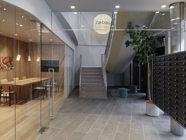 共用部_ラウンジ。ラウンジにはポストやロッカーなどの充実した共用設備が用意されています。©fabbit