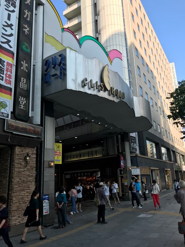 周辺情報_物件の周辺にクリスロードという商店街があります。レストランカフェ、娯楽施設など様々なお店が立ち並んでいます。