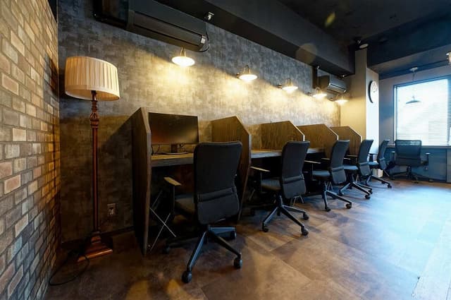 共用部_WORK LOUNGE。パーテーションで区切られているため周囲の目を気にせず作業に取り掛かれます。