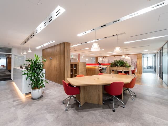 共用部_ビジネスラウンジ。多様なタイプのデスクがあり、用途によって使い分けることが出来ます。