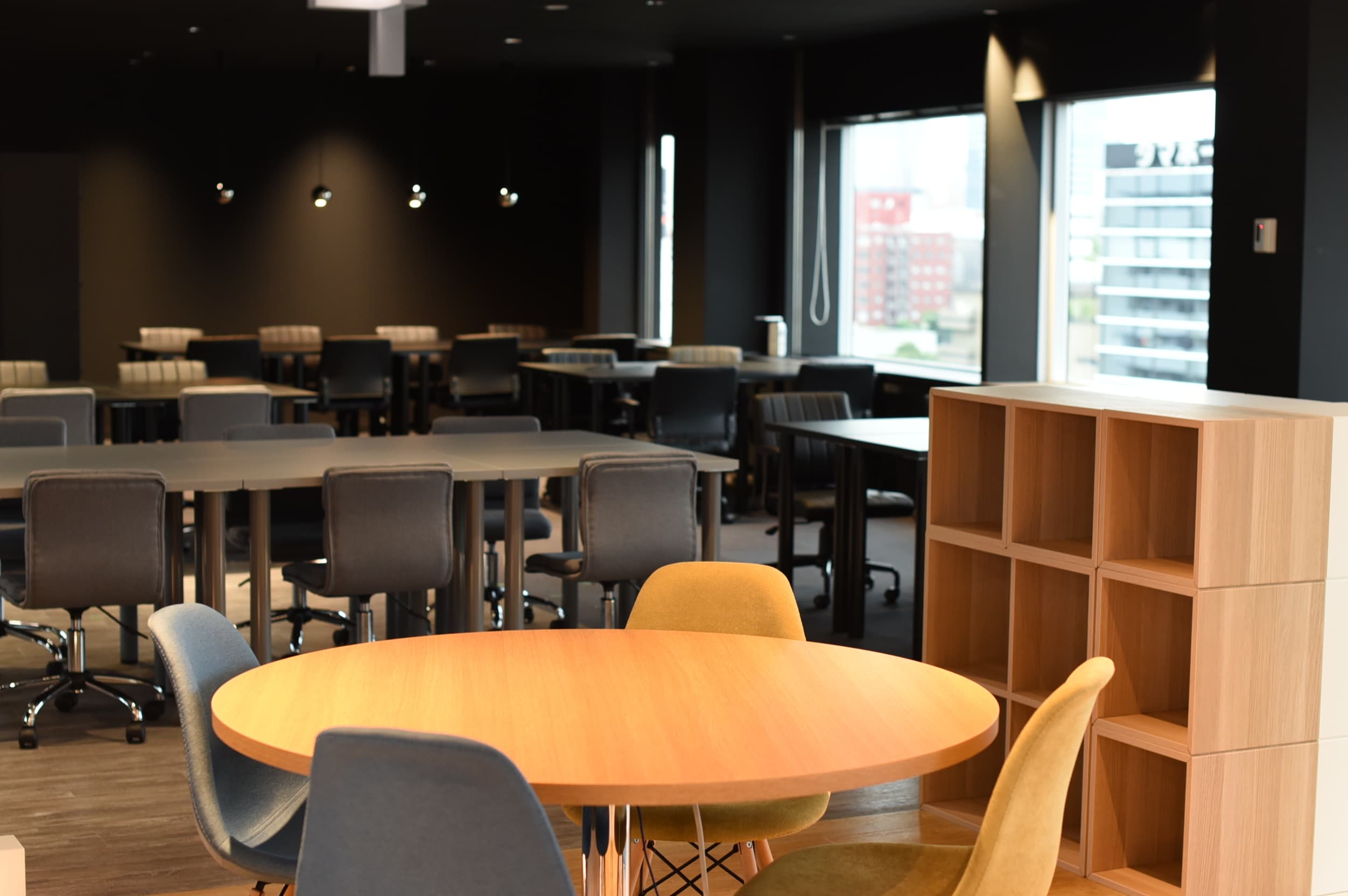 専用エリア_大きな窓があり、明るい雰囲気のワークスペースです。