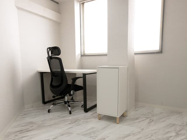 個室_日の光が差し込む明るいお部屋があります。
