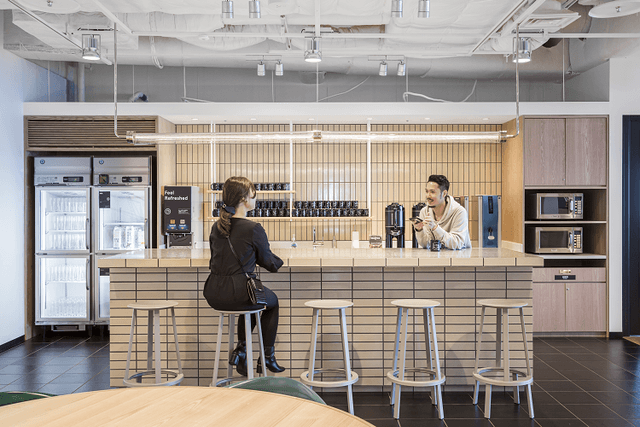 共用部_パントリー。リフレッシュできるキッチンには様々な設備が整っています©WeWork