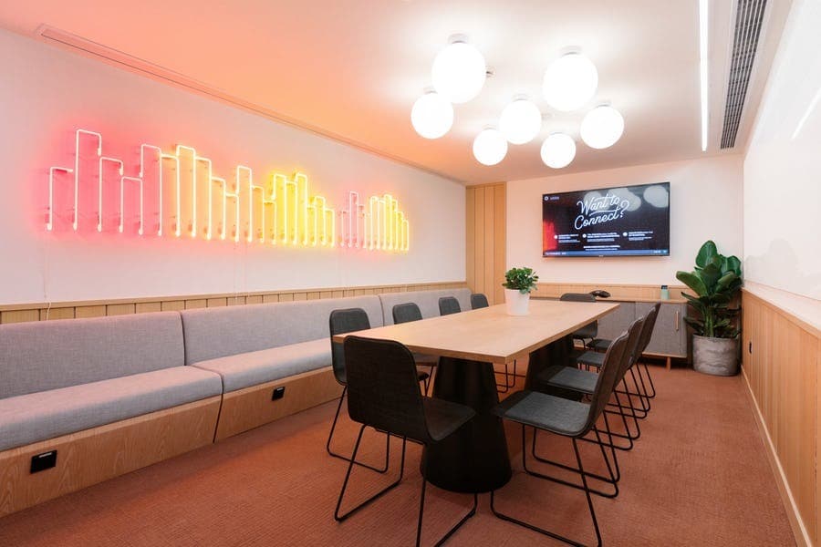 会議室_ポップな会議室で柔軟なアイデアが浮かびそうです©WeWork