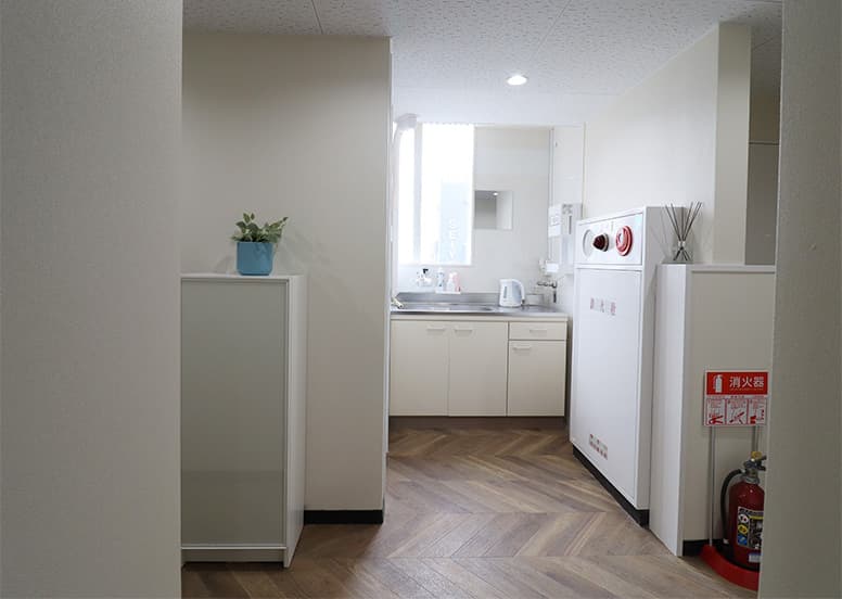 共用部_キッチン周辺。電子レンジなどが用意されています。