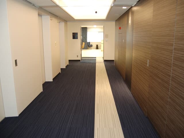 その他_廊下。ホテルのような上品な内装になっています。