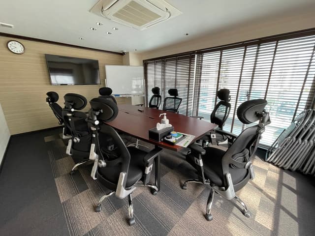 共用部_会議室。来客時の打ち合わせから公演・セミナー・イベント等、様々な用途でお使いいただけます。