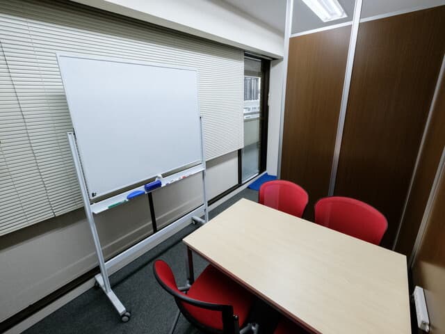 共用部_ミーティングスペース(無料)。簡単な打ち合わせなど気軽に話し合いたい場面での利用にぴったりです。