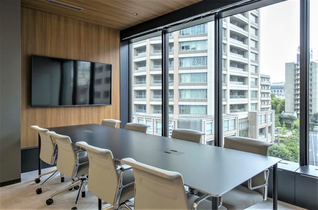 個室_専用会議室。1階共用スペースの会議室のほかに、社内ミーティングに適した会議室を個室内にも設置しています。