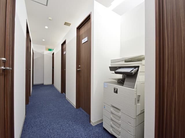 設備_複合機。モノクロ10円・カラー30円・スキャン無料の複合機がございます。