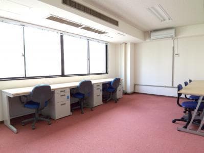 個室_4号室です。7名様までご利用頂ける広いスペースです。窓も大きく開放的な雰囲気です。
