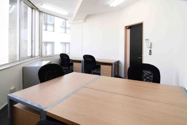 個室_机、椅子サイドデスクなどの家具が備え付けです