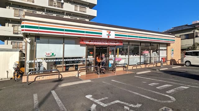 近隣のコンビニ_セブン-イレブン 熊谷市役所前店(徒歩8分)