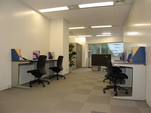 個室_共用の設備を使うことで、オフィスのランニングコストを抑えることが出来ます。