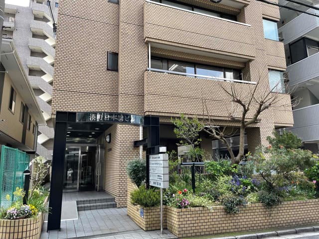 ビル正面ゲート