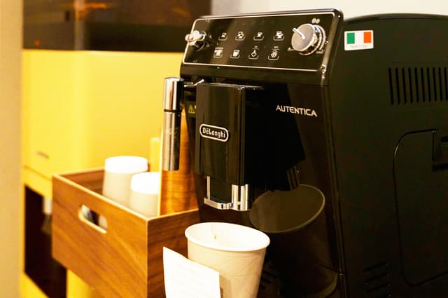 共用アメニティースペース_コーヒーメーカーも置かれているのでお仕事合間のコーヒーブレイクに最適です