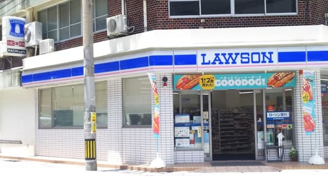 近隣のコンビニ_ローソン那覇久茂地二丁目店(徒歩2分)