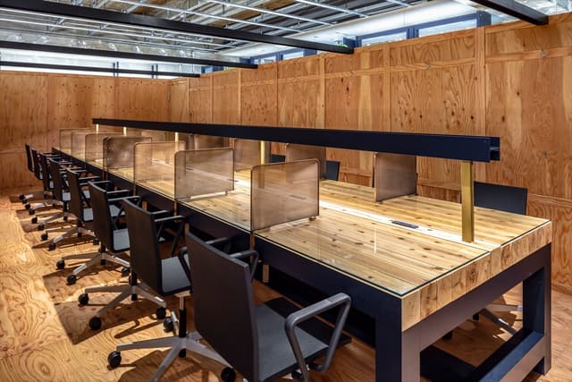 フリーデスク 木の枠で囲われた集中できる空間となっております。