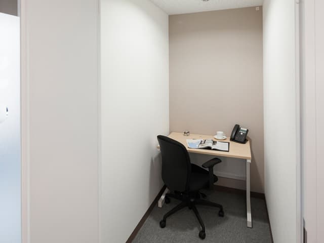 個室_オフィスイメージ_1名様用個室です。©︎Regus