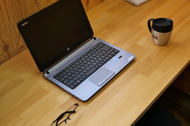 ブース_大型のデスクなのでゆったりとご利用いただけます