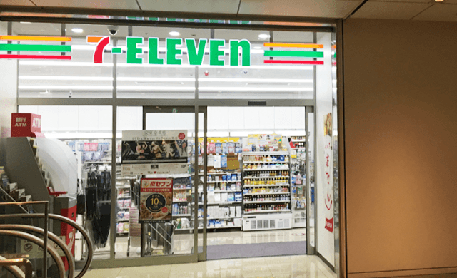 セブンイレブン_ビル内地下1階にコンビニがございます