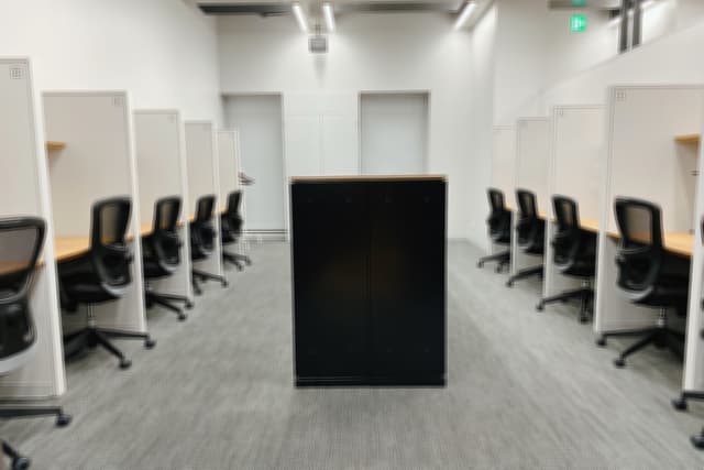 専用デスク_白を基調としたシンプルなお部屋をご用意しています。