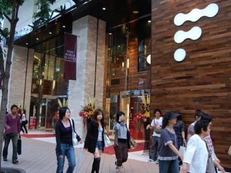 外観_建物の1階部分の写真です。仙台フォーラス前は待ち合わせ場所の定番としてもよく使われます。