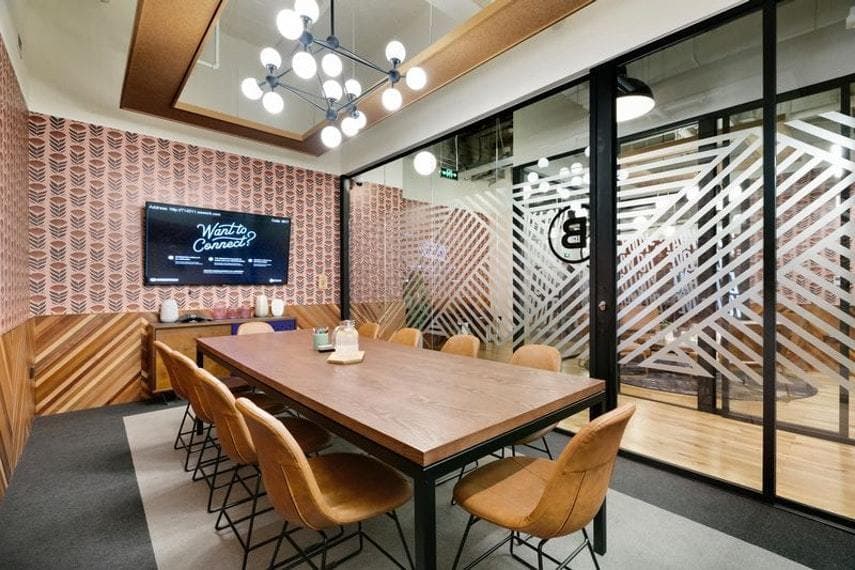 共有部_会議室。社内会議や商談、研修など様々な用途に活用できます。©WeWork※画像はイメージです。