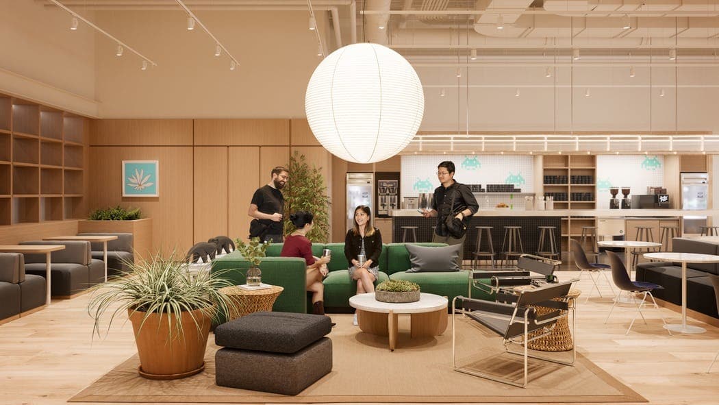 共有スペース_開放的な空間なので色んな人と交流でき、アイデアが浮かびそうです©WeWork
