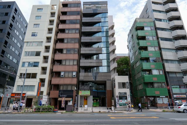 ビル外観。桜田通りに面した視認性の良い場所にあるビルです。