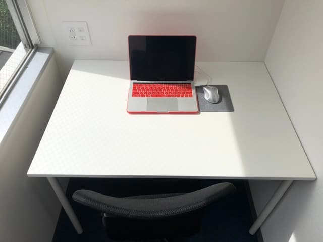 個室_家具付き、インターネットが利用可能で作業をするのに快適な環境です。