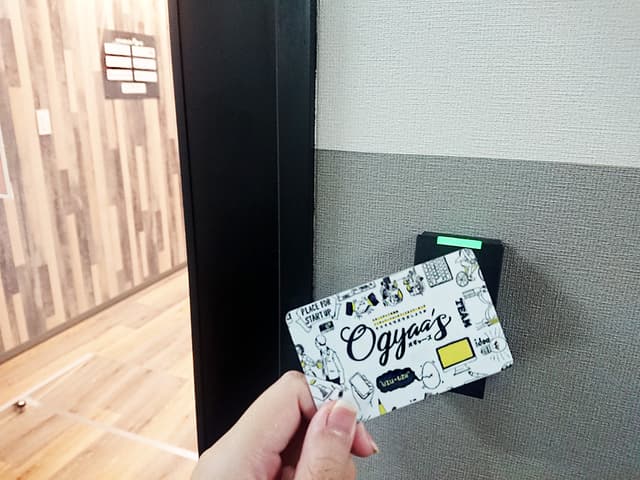 カードリーダー_オフィス内各部屋の入退室にカードキーを使用しています
