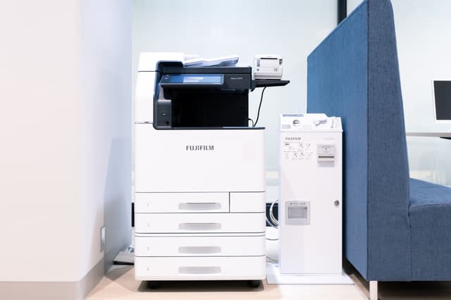 設備_複合機(有料)やフリードリンクなどの充実した共用設備が利用できます。