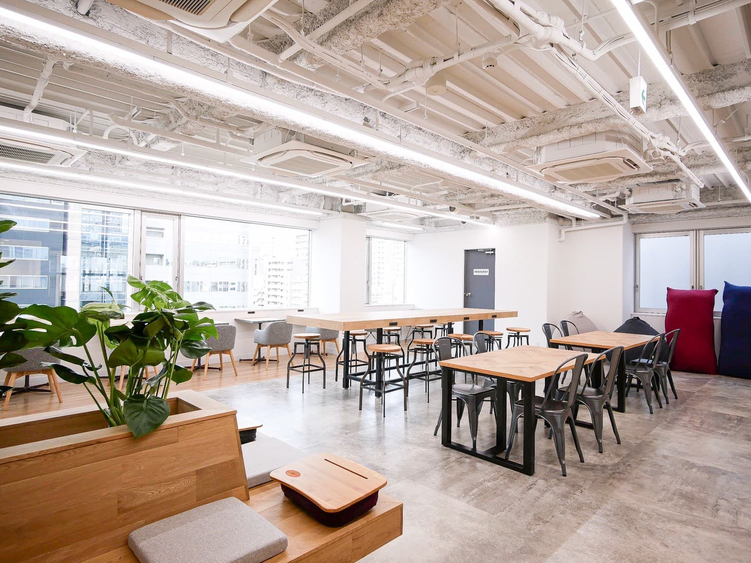 フリー席_120㎡の大型ワークスペースです