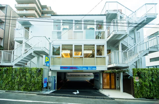 外観_明治通りから少し入った先、目に眩しいほどの白い外観が目印です