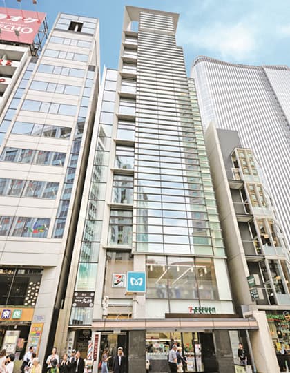 外観_全面ガラス張りのハイグレードオフィスです