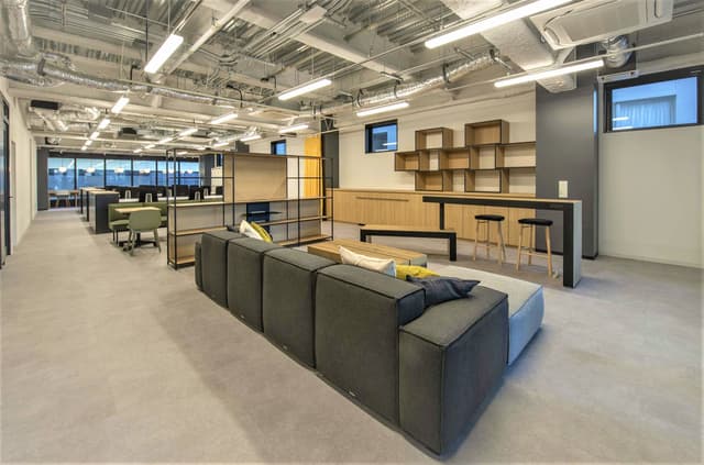 個室_5Fコミュニケーションエリア。社内メンバーのコミュニケーションに利用できます。