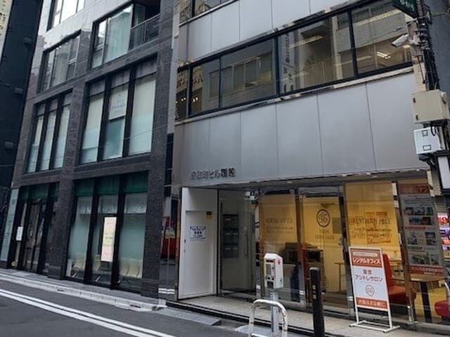 外観_1階はオープンラウンジ、2階が私語・電話禁止エリア、3階が私語・電話可能エリアとなっています。