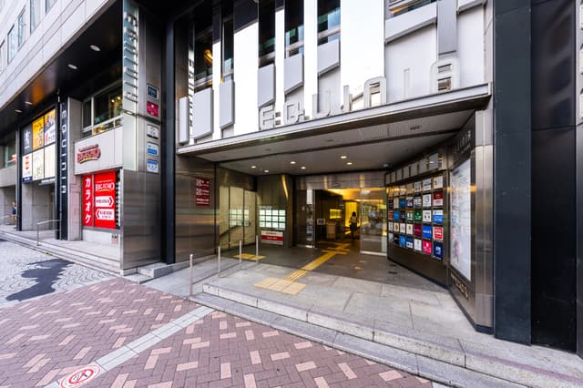 外観写真_オフィスは横浜駅から徒歩1分の場所にあります。