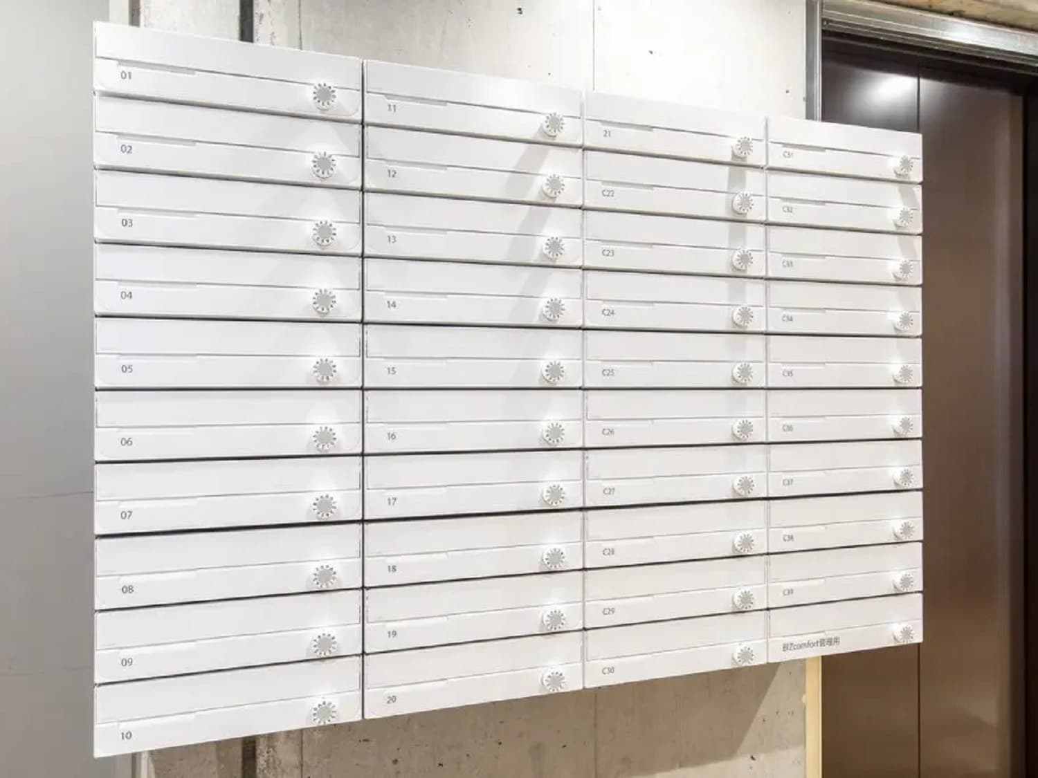 設備_ポスト。コワーキングご利用の方はオプションで登記・住所利用サービスもご利用可能です。個室、固定席プランは無料で付帯しています。©bizcomfort