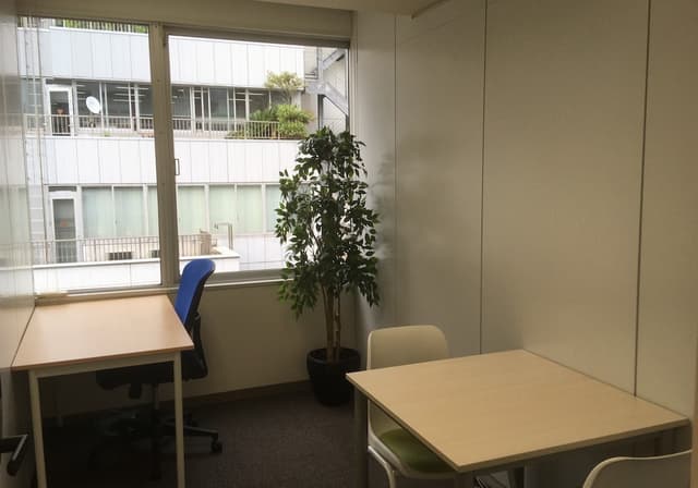 602号室_部屋には窓が設置してあるため開放感のあるオフィスとなっています。