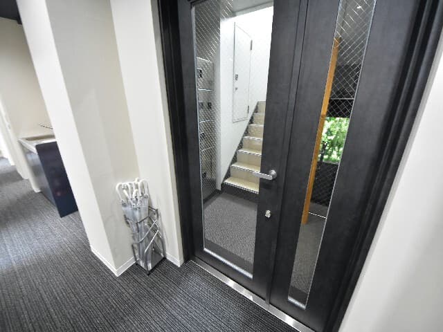 外観_エントランス。貸出し用の傘もエントランス前で借りることが出来ます。