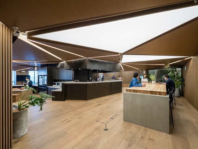 共用部_カフェラウンジ。ほかの入居者様とのコミュニティ形成など、様々な用途で活用できるラウンジです。