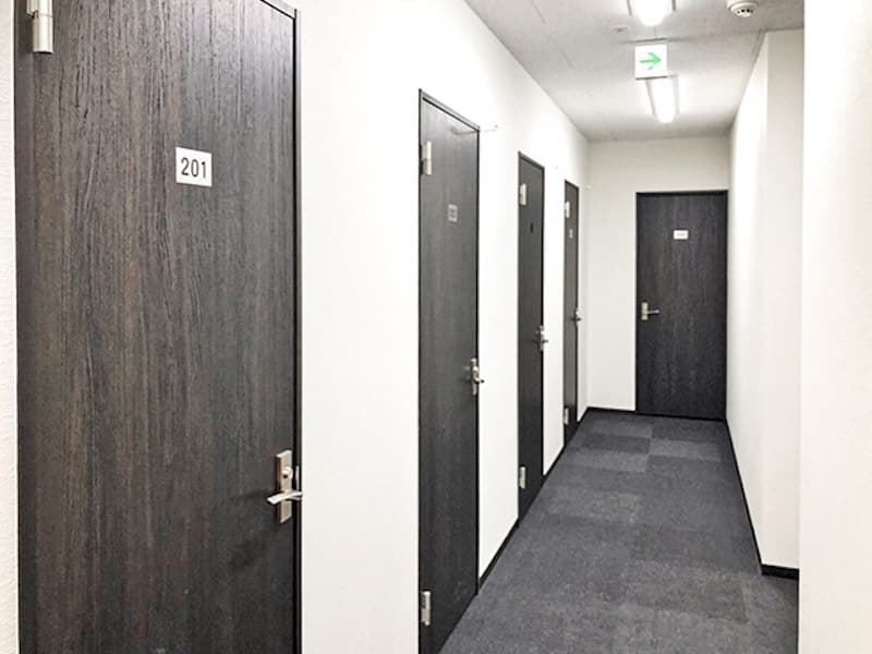 共用部_オフィス内の床はカーペット加工が施されているため静かで落ち着いた空間となっています。