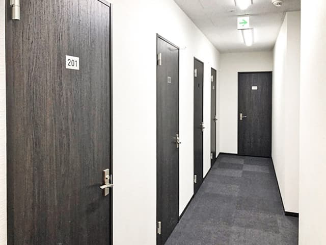 共用部_オフィス内の床はカーペット加工が施されているため静かで落ち着いた空間となっています。