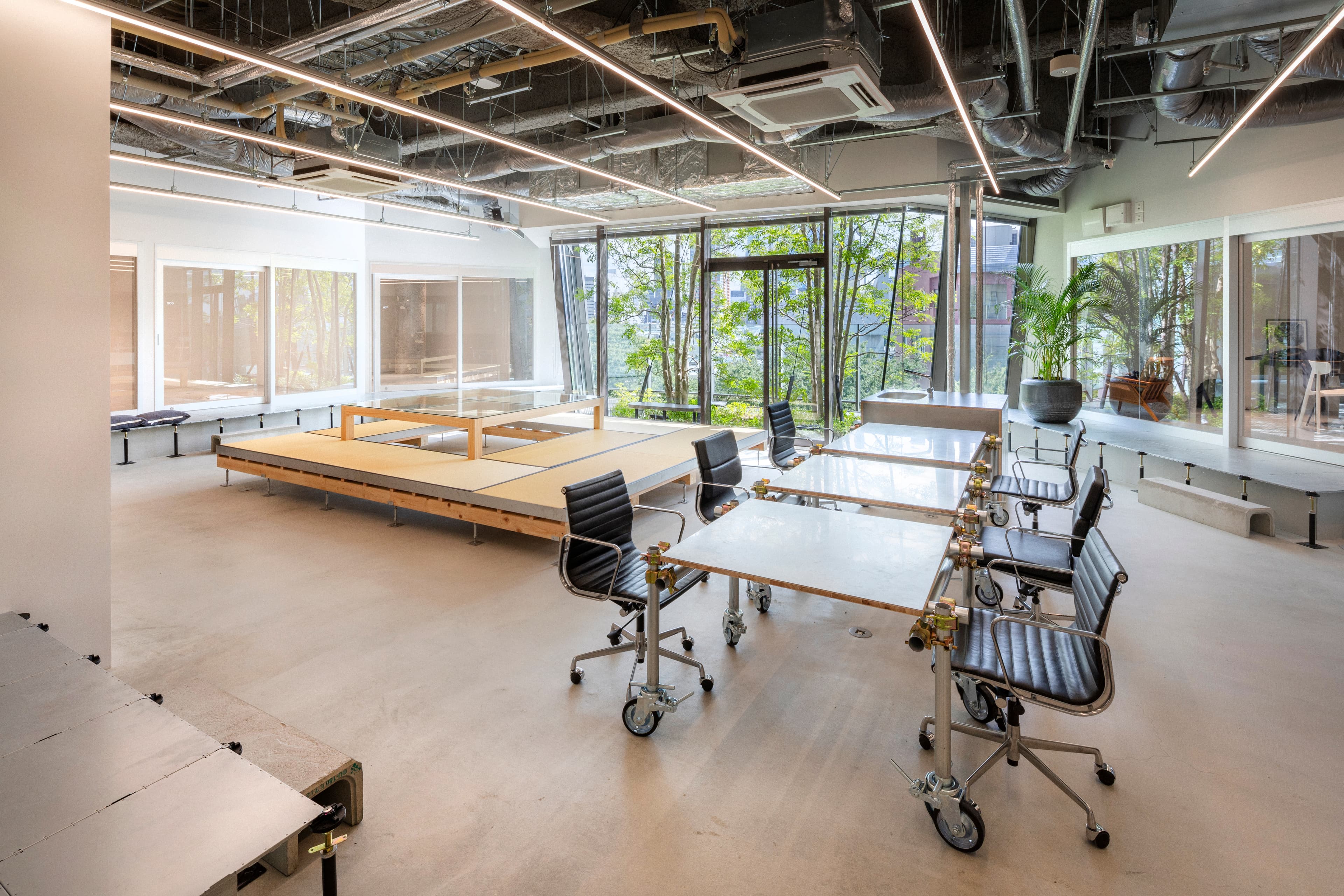 共用部_ラウンジ。ガラス張りの開放的なラウンジです。